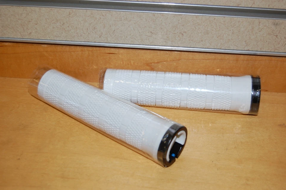 NOS Bontrager Lock-on Grips / White w/ Black Lock Ring - Image 3 of 4