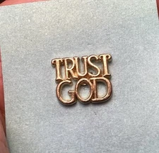 Gold Tone ‘TRUST GOD’ Religious Lapel Hat Pin (2b)