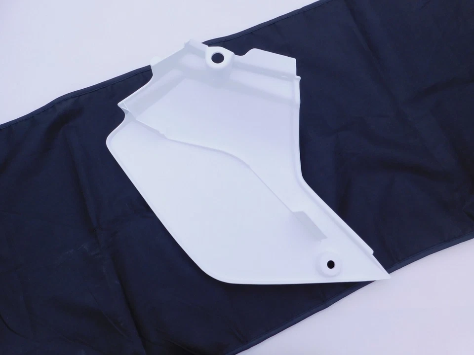 NEW OEM SUZUKI DRZ400S SM 2007-2021 LEFT SIDE COVER WHITE 47211-29FC0-30H - Image 4 of 4