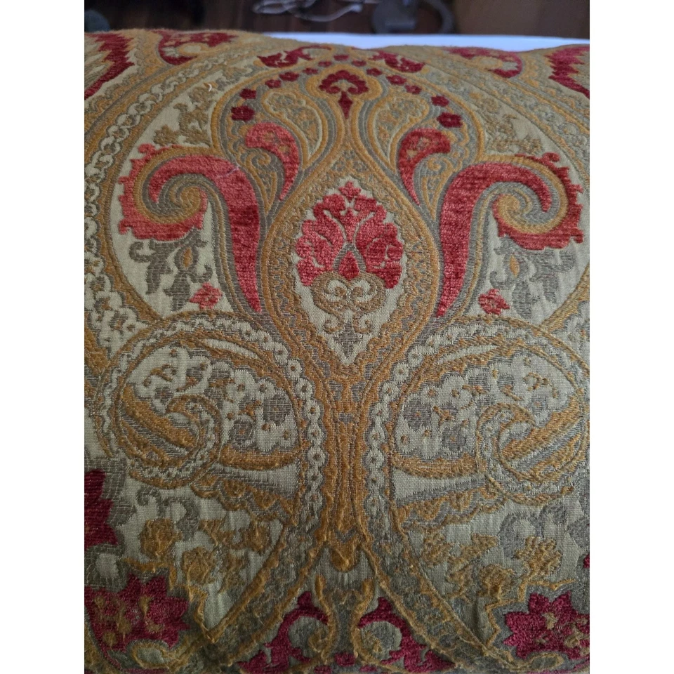 Almohada de jacquard dorada y roja Eastern Accents con ribete trenzado 35" X 20" Foto 3 de 4