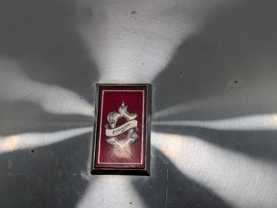 Oldsmobile Delta 88 98 1980-1990 tapacubos cubierta de rueda antigua vintage Foto 3 de 4