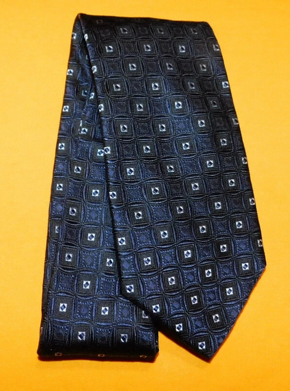 CORBATA CON MOTIVO DE PUNTOS AZUL/NEGRO/BLANCO HECHA EN ITALIA - CORBATAS - CORBATAS DE DISEÑADOR. Foto 2 de 3