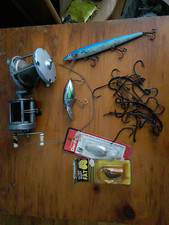 Fishing Lure Lot with 2 Reels, 24 Fish Hooks and 4 Lurers Dare Devil , Light Fat