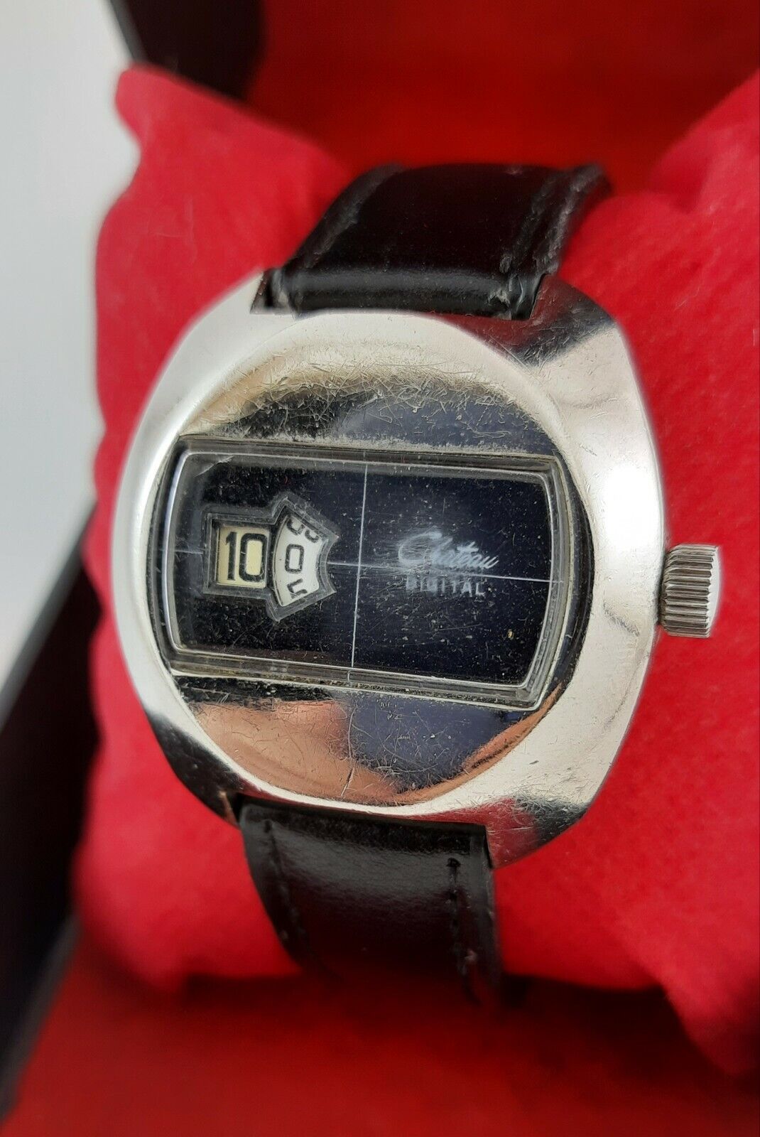 LOT:187 | A 9ct gold manual wind lady's Chateau bracelet watch.