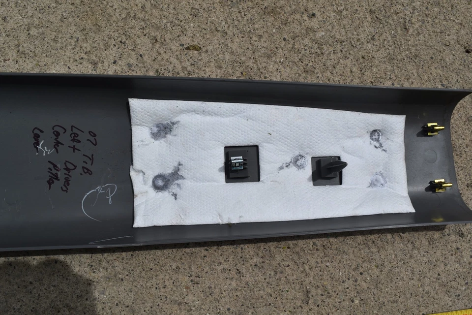 Chevy Trailblazer 2007 conductores LH pilar B inferior 2005 2009 moldura de poste 07 Foto 3 de 4