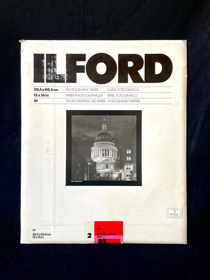 Sellado ILFORD Ilfospeed RC Deluxe IS2,1M, papel para cuarto oscuro, 12x16 pulgadas, brillante - Imagen 1 de 2