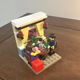 LEGO Restaurant Dining Scene with Minifigures. Valentine&rsquo;s Day proposal 40120