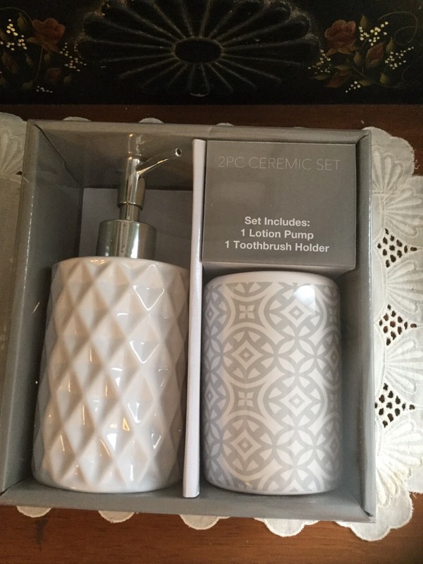 Dream Suite 2 Pc. Ceramic Lotion Pump/Toothbrush Holder White/Gray