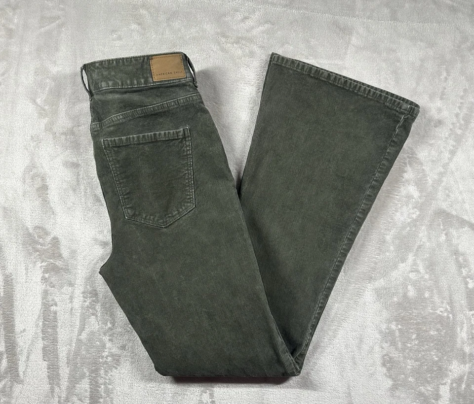 Pantalones de pana acampanados de tiro súper alto American Eagle para mujer 8 largos (28x32) verdes Foto 2 de 4