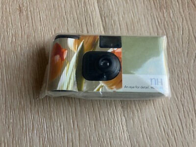 zwei Kleinbildkameras NH Hotels 15 Aufnahmen und Free Focus Camera black