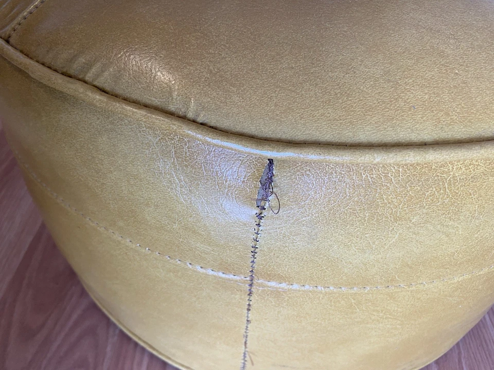 Reposapiés otomano jassock vinilo amarillo mostaza mediados de siglo de colección en muy buena condición Foto 4 de 4