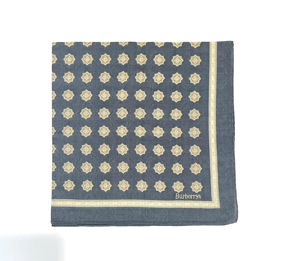 LENÇO BURBERRY ARTE CLÁSSICO CINZA ALGODÃO LISO BOLSO MASCULINO QUADRADO 20” - Imagem 4 de 4