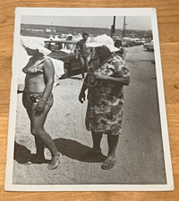 Costume da bagno anni 70 spiaggia mare sovrappeso donna gambe fianchi donna con cappello foto vintage