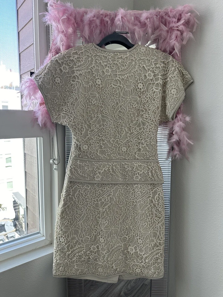 Vestido de cuero decoración de encaje Salvatore Ferragamo pasarela talla 38, vestido de novia blanco Foto 3 de 4