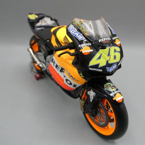 SIGNED Minichamps 122037146 Repsol Honda RC211V Rossi 2003 1:12 Scale Perfect - Picture 5 of 12