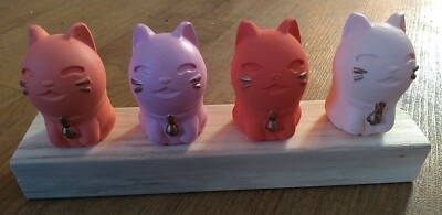 HANDARBEIT farbige 'KÄTZCHEN KATZEN IN EINER REIHE' auf Holz SOCKEL 21x4,5x8,5cm Unikat Geschenk