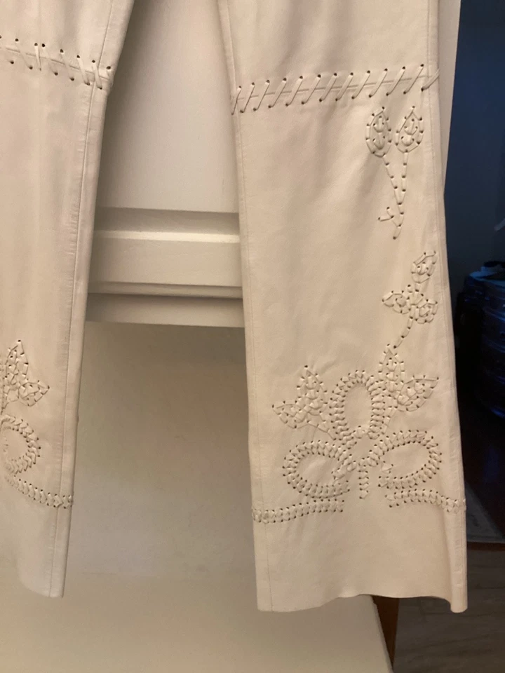 Calça CACHE 100% Couro Ponto Floral Forrada Zíper Lateral Vintage Feminina 2 Marfim - Imagem 3 de 4