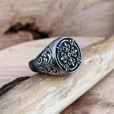 925 Sterling Silver Fleur De Lis Signet Oxidized Ring Duty Free