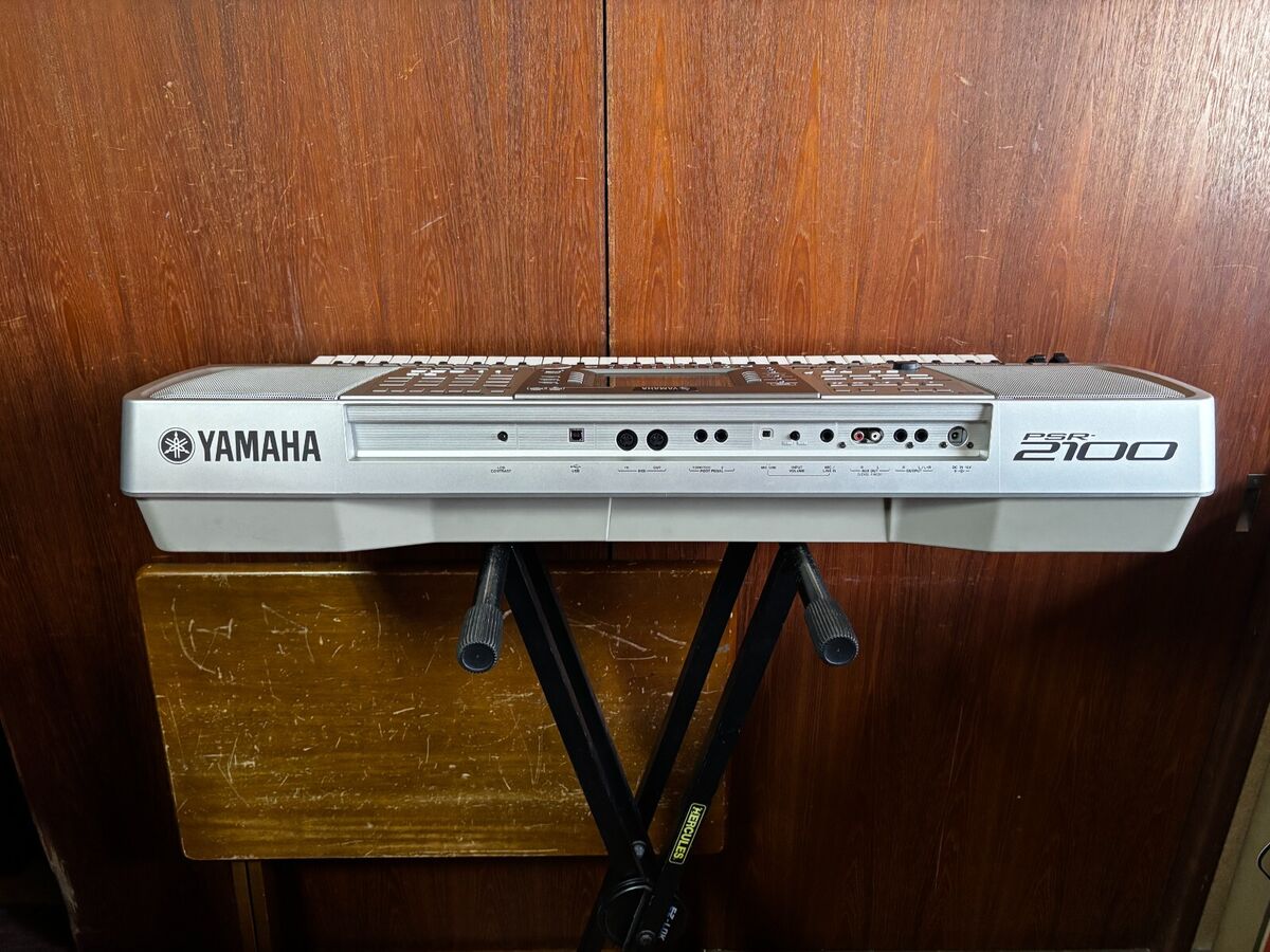 Yamaha PSR-2100 61-key PORTATONE Electric Keyboard w/ bag Yamaha PSR-2100 61-key PORTATONE Electric Keyboard w/ bag