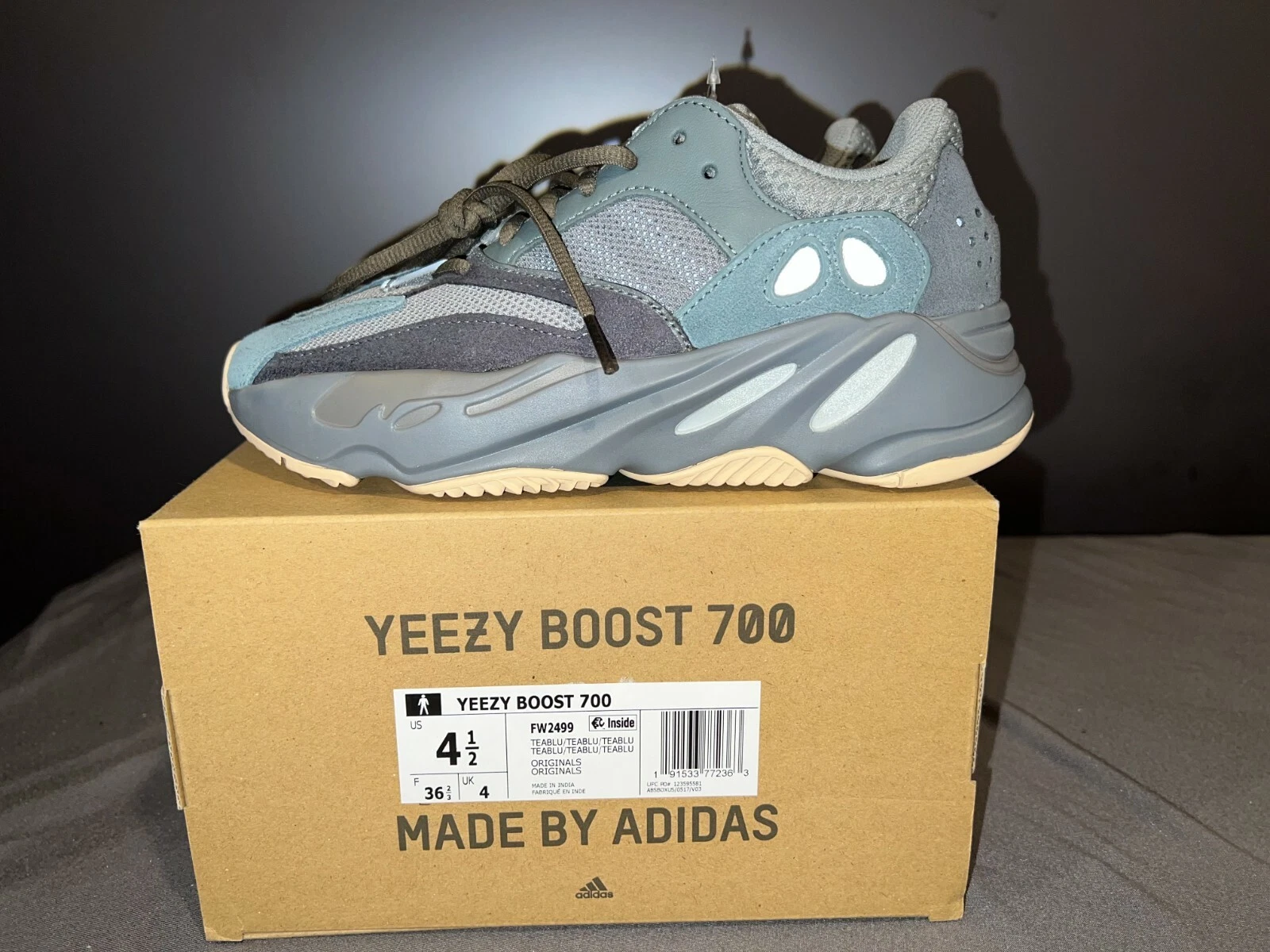 NUOVISSIMA ADIDAS ORIGINALS YEEZY BOOST 700 non indossata blu acqua taglia 4 5 FW2499 bambini