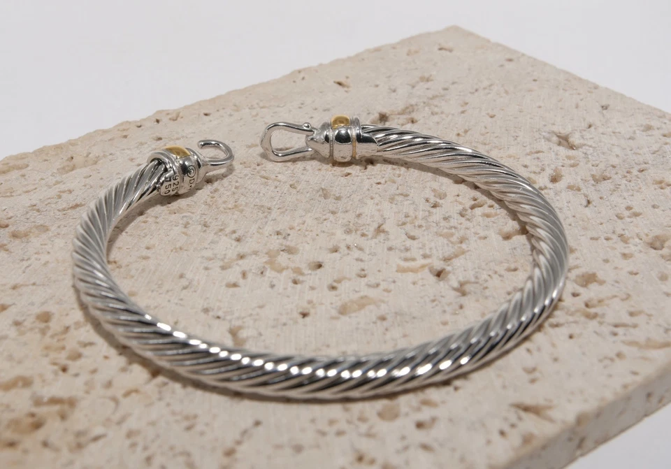 Brazalete David Yurman clásico con hebilla de cable de 5 mm en plata de ley y oro de 18 quilates Foto 2 de 4