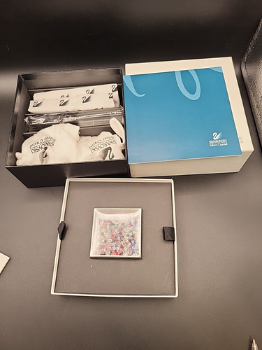 Kit de limpieza Swarovski - Guantes, paño, cepillo y cristales pequeños - Imagen 4 de 12