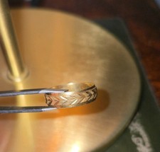 4.14g Solid 18K Gold Mens Ring/ Wedding Band Size R Diamond Cut Zig-Zag Pattern