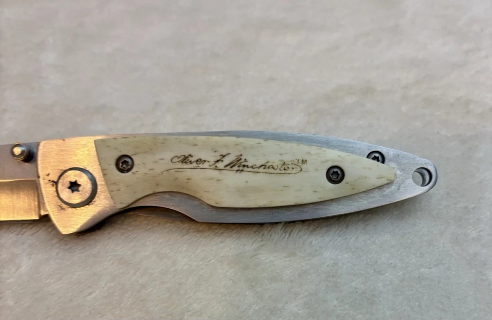 Cuchillo de bolsillo plegable de colección Oliver F. Winchester hoja de borde liso único bloqueo de marco Foto 4 de 4