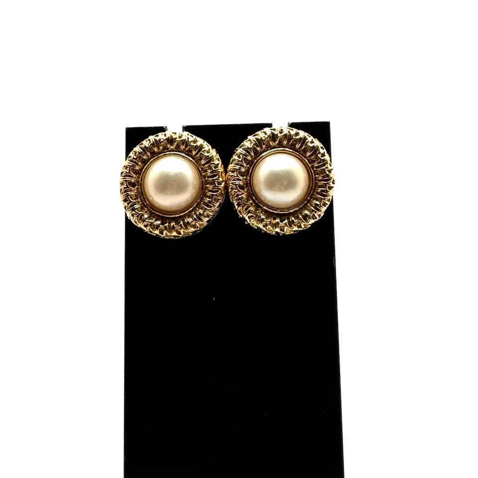 Pendientes Trifari Vintage Redondos Perla Simulada Cabujón Tachuelas Tono Dorado Foto 2 de 4