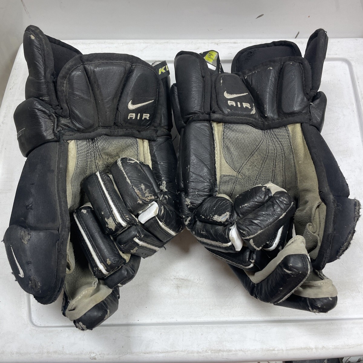 nike quest hockey gloves