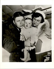 GA116 1953 Original Photo HAPPY REUNION FOR GERMAN ORPHAN Foster Parents Chicago