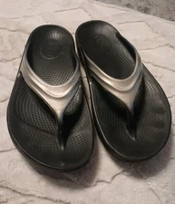 OOFOS Womens Oolala Sandals Gold Black Comfort Flip Flops Sz 7 Beach Vacay