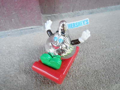 VINTAGE Werbung NOS PVC FIGUR #081 - HERSHEYS KISS - SCHLITTENFAHREN