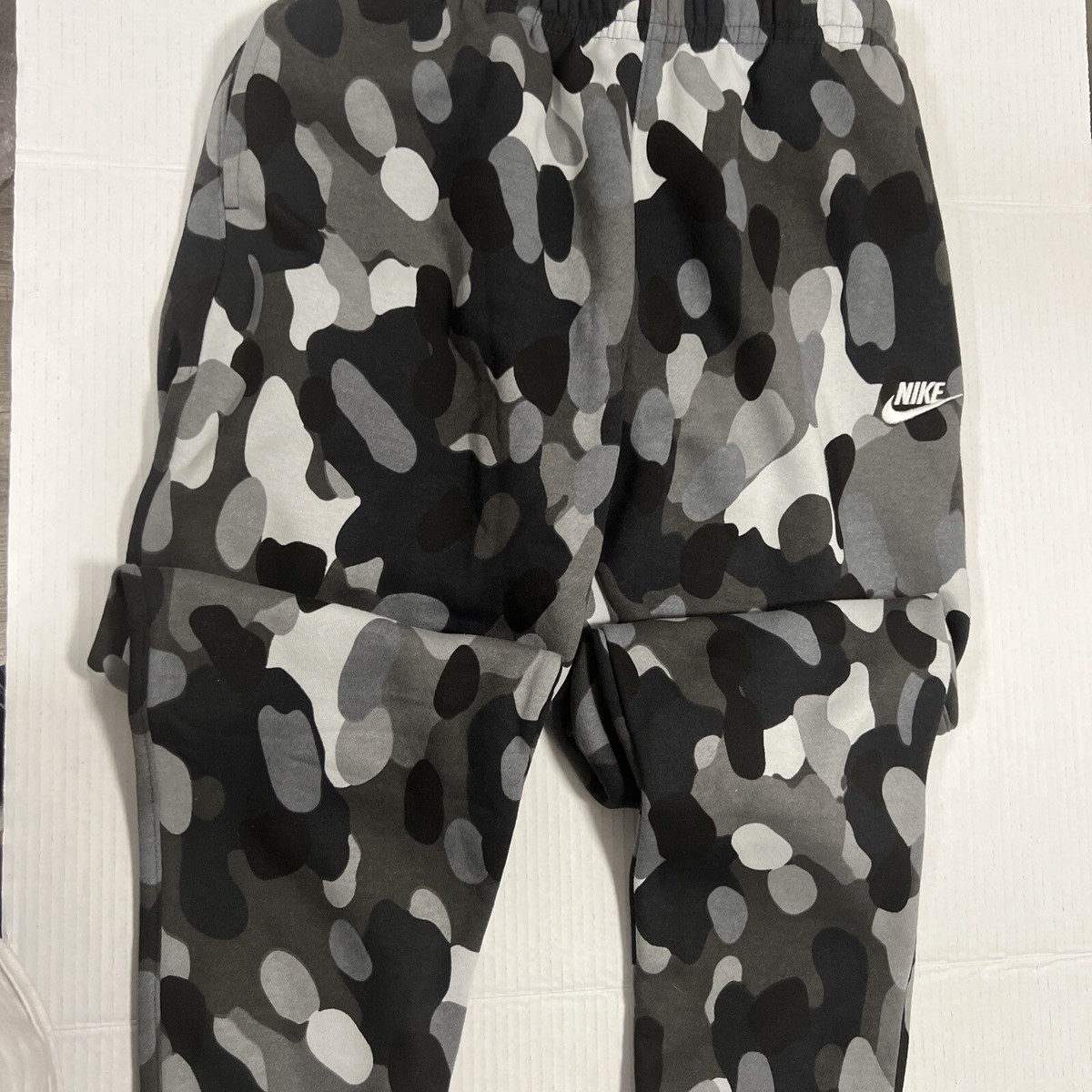 nike sportswear club camo joggers