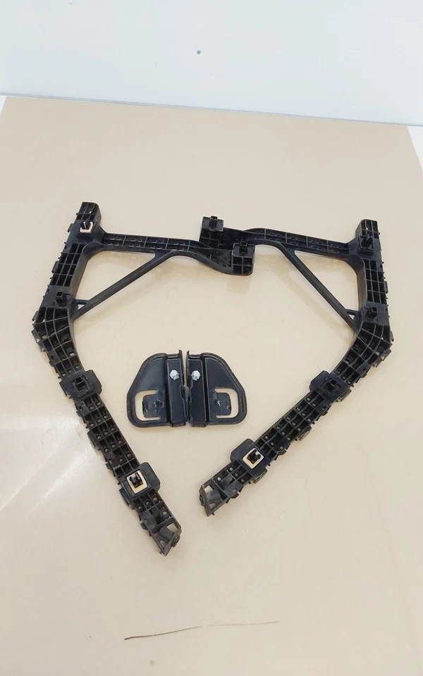 Par de retenedores de parachoques trasero derecho e izquierdo Honda Insight 2014 OEM Foto 3 de 4