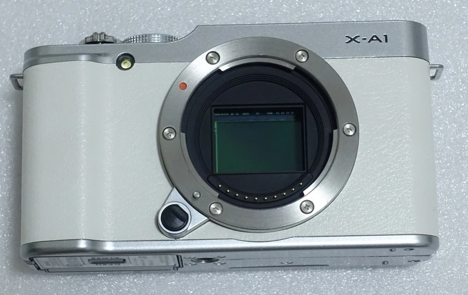 "Mint" Fujifilm X Series X-A1 Digital Camera Premium White with Lens 16-50mm - Image 2 of 4