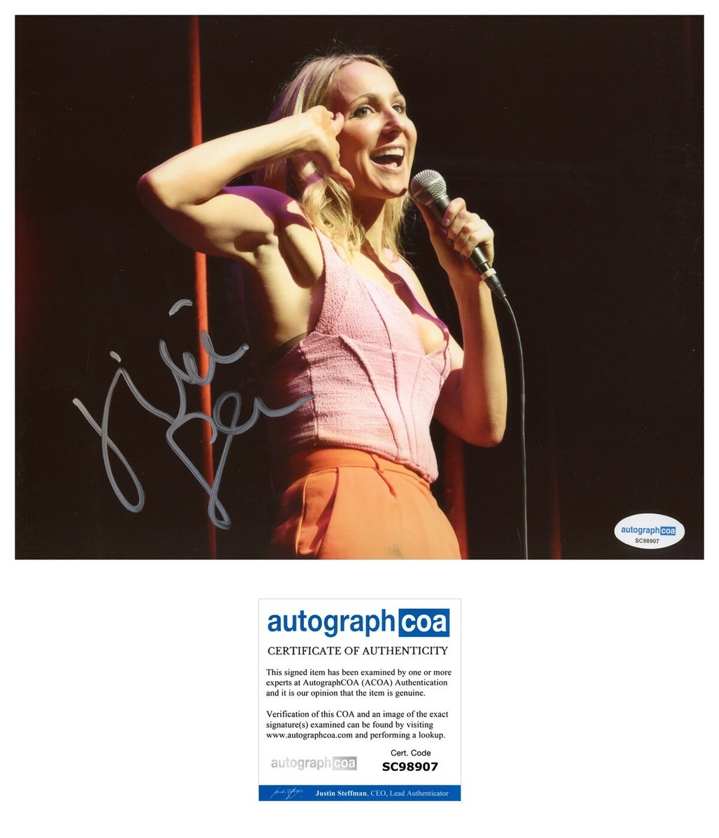 NIKKI GLASER SIGNED FEMALE COMEDIAN TOM BRADY ROAST 8x10 PHOTO