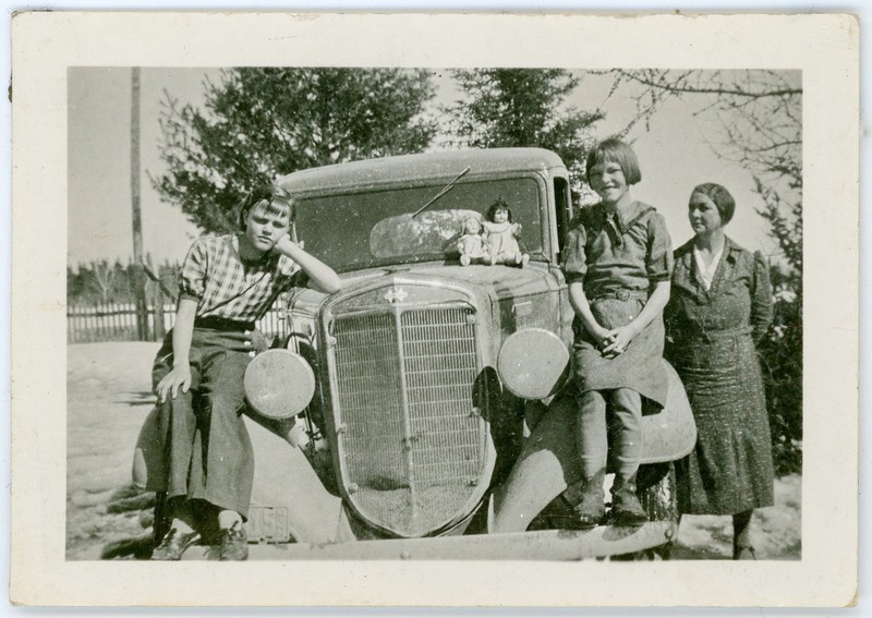 Vintage Snapshot c.1933 International Pickup Truck Mom & Girls + Dolls on Hood