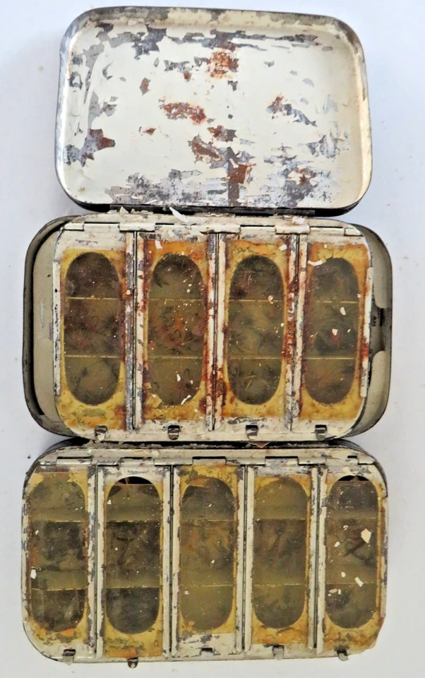 2 LATAS DE PESCA CON MOSCA CON TAPA ABATIBLE TEMPRANA + 100+ MOSCAS VINTAGE MUY PEQUEÑAS CON ANZUELOS Foto 2 de 4