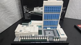 LEGO ARCHITECTURE: United Nations 21018 Trevi 21020 Louvre 21024