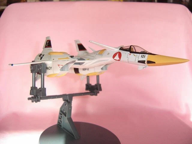 Macross Flash Back 2012 VF-4 Valkyrie RETPPU 1/72 Model Kit - ROBOTECH - Image 2 of 4
