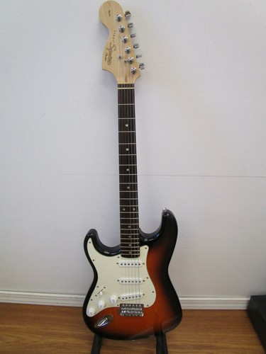 Left Handed Fender Squier Affinity Strat 2015 Sunburst w/Bag