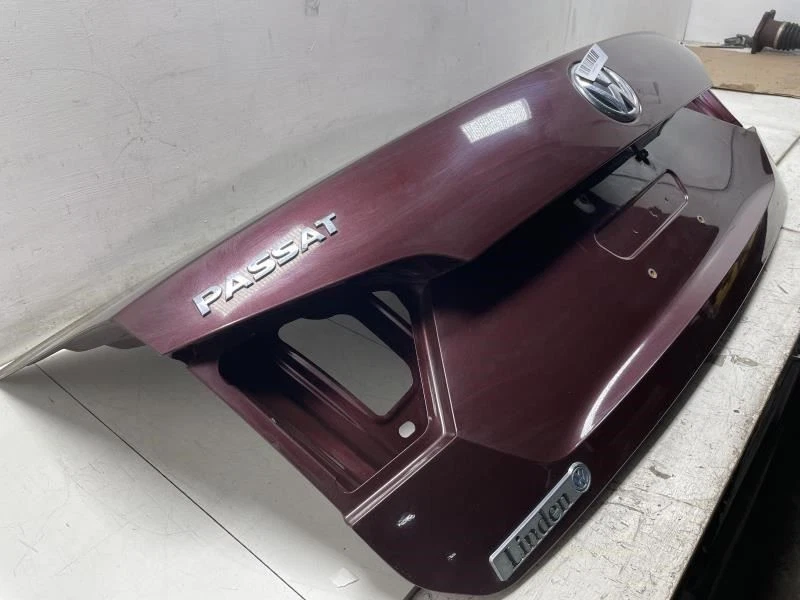 Volkswagen Passat SE 2012 2015 tapa del maletero trasero portón trasero carcasa roja OEM+ Foto 3 de 4