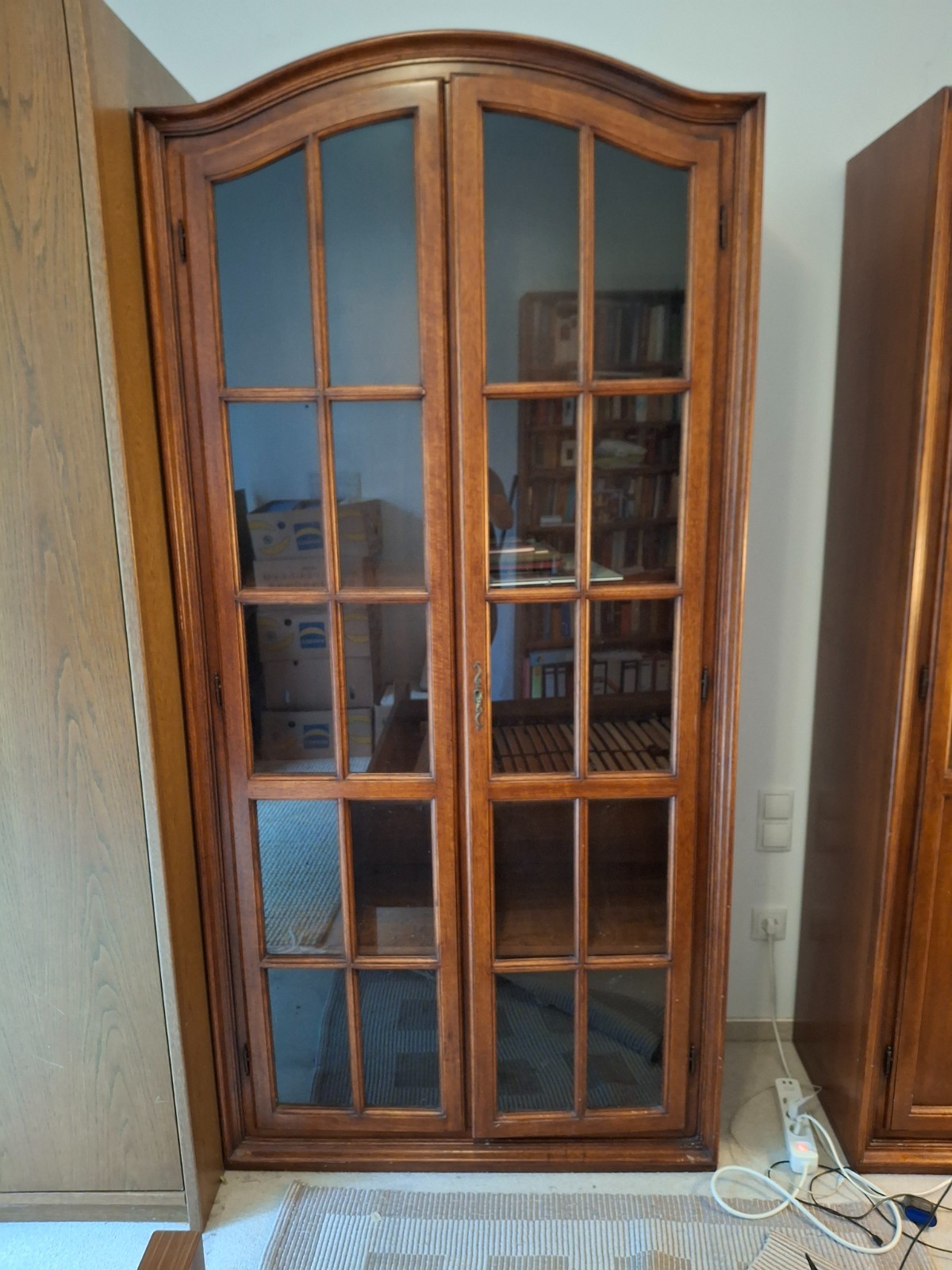 2 x Vitrinenschränke mit Einlegeböden, Holz und Glas, gebraucht.