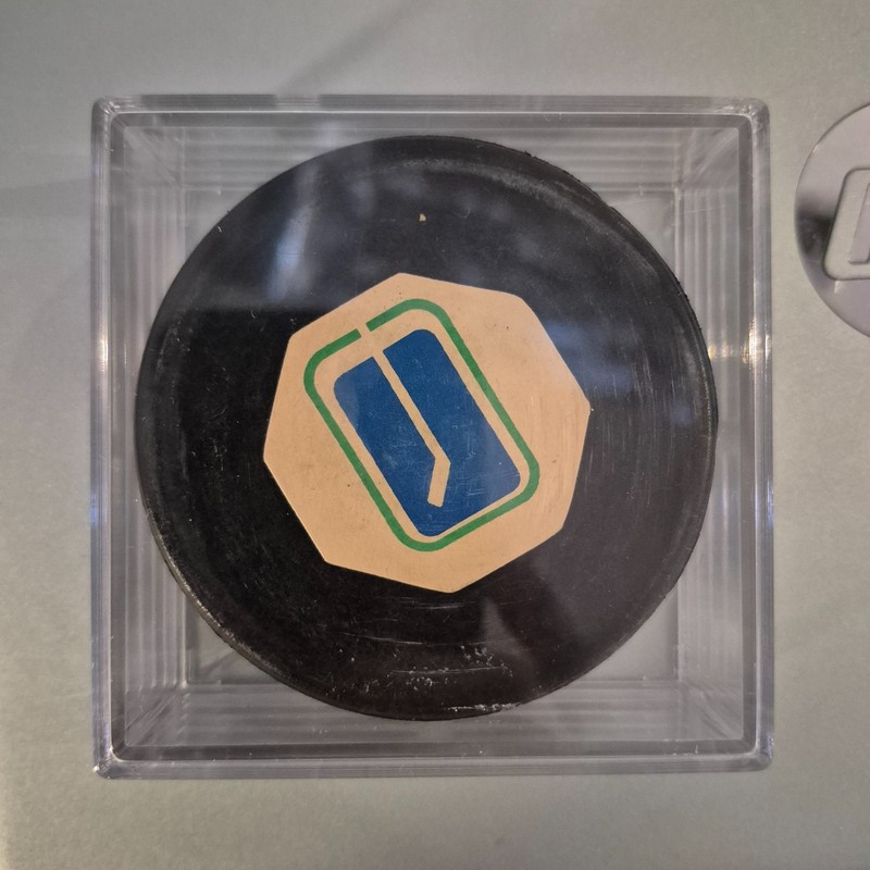 VANCOUVER CANUCKS ART ROSS CONVERSE CCM TYER NHL OFFICIAL GAME PUCK NHL free shi