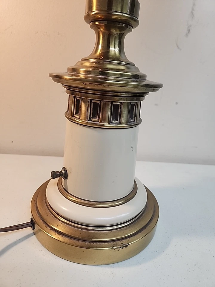 Lámpara OVNI neoclásica medieval cruzada rígida de latón de mediados de siglo de colección Foto 4 de 4