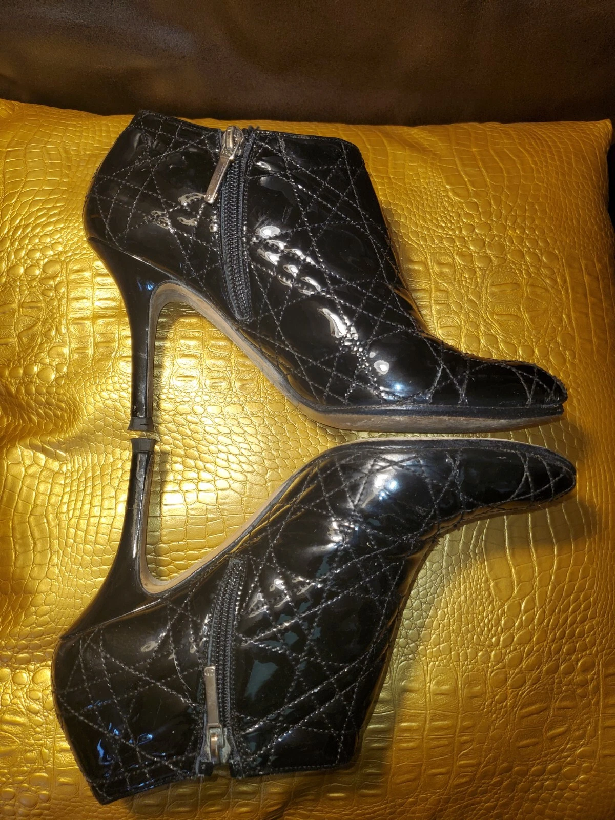 Bottes courtes à talons hauts en cuir verni Christian Dior Cannage taille 38