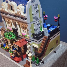 LEGO Creator Expert: Parisian Restaurant (10243) 100% Complete w/manuals/MFs