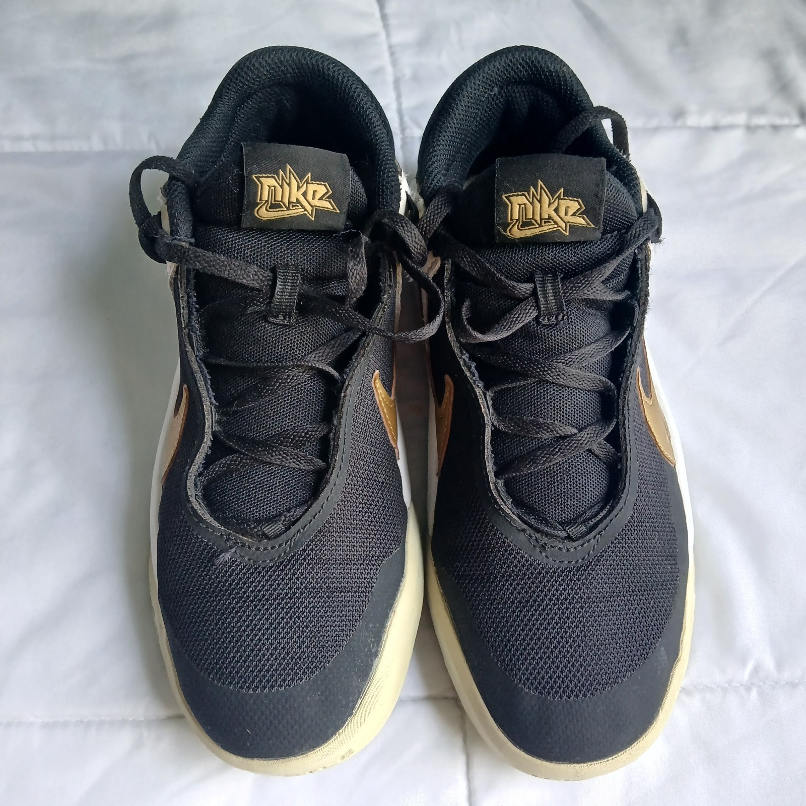 SAOLA Scarpe Nike Hustle DX ragazzo nero oro bianco taglia 4 5 OTTIME CONDIZIONI
