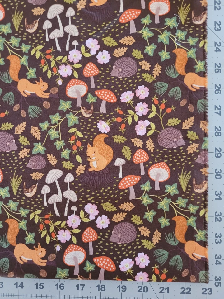 Lewis & Irene "Evergreen" Otoño Ardillas Setas Floral Sobre Marrón 1 Yarda 24 Inc Foto 2 de 4